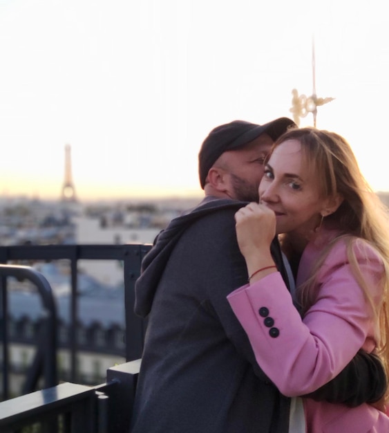 Photo vue latérale d'une jeune femme détournant son regard vers le ciel