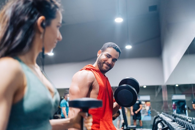 Vue latérale d'une jeune femme faisant de l'exercice dans un gymnase