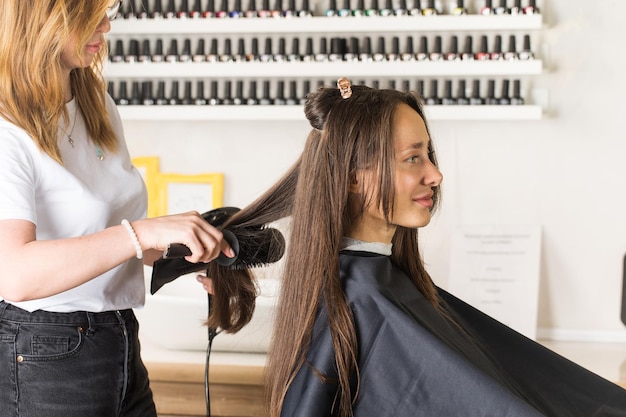 Photo vue latérale d'une jeune femme avec des mains