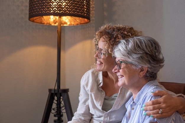 Vue latérale d'une jeune femme et d'une mère qui passent du temps ensemble à la maison