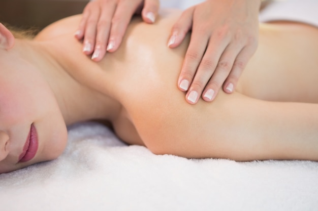 Vue latérale, de, a, jeune femme, recevoir, épaule, massage, à, centre spa