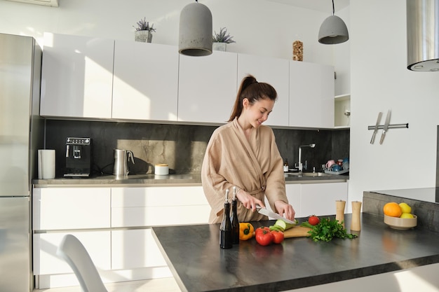 Vue latérale d'une jeune femme travaillant à la maison