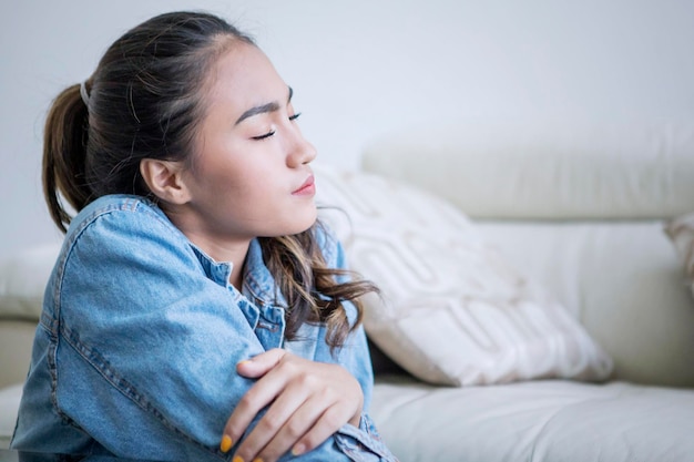 Vue latérale jeune femme à la triste