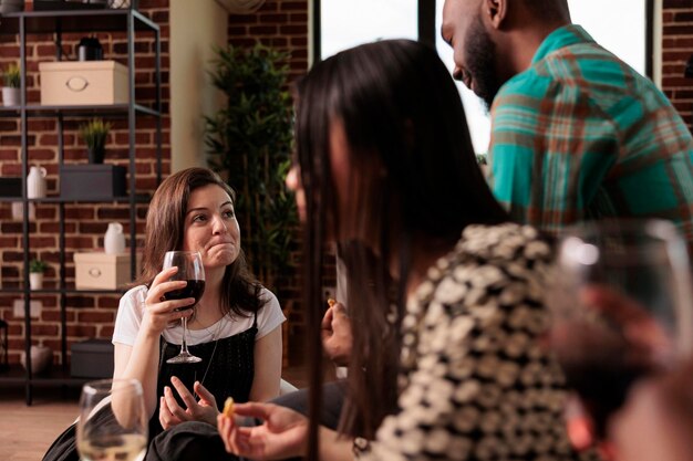 Vue latérale d'une jeune femme utilisant un téléphone portable