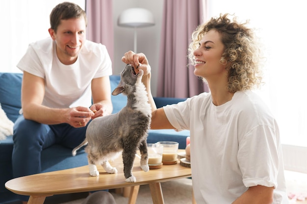 Photo vue latérale d'un jeune homme avec des chiens sur la table