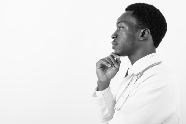 Photo vue latérale d'un jeune homme détournant son regard sur un fond blanc