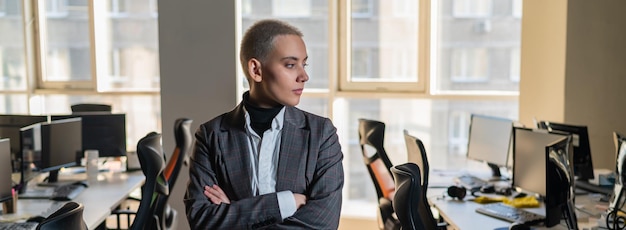 Photo vue latérale d'un jeune homme utilisant un téléphone portable au bureau