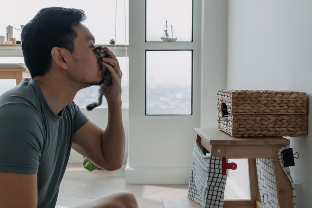 Vue latérale d'un jeune homme utilisant un téléphone portable