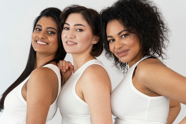 Photo vue latérale de jeunes copines profitant du temps ensemble