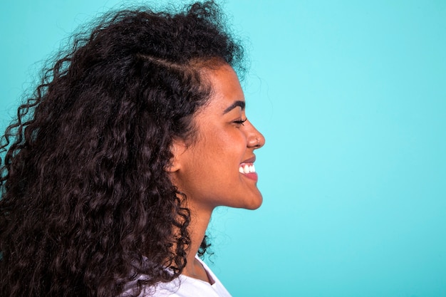 vue latérale de la jolie femme africaine beauté