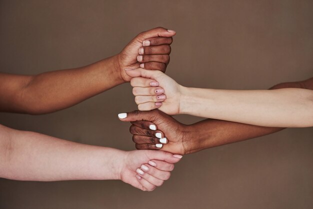 Photo vue latérale des mains des femmes dans le geste. conception du succès