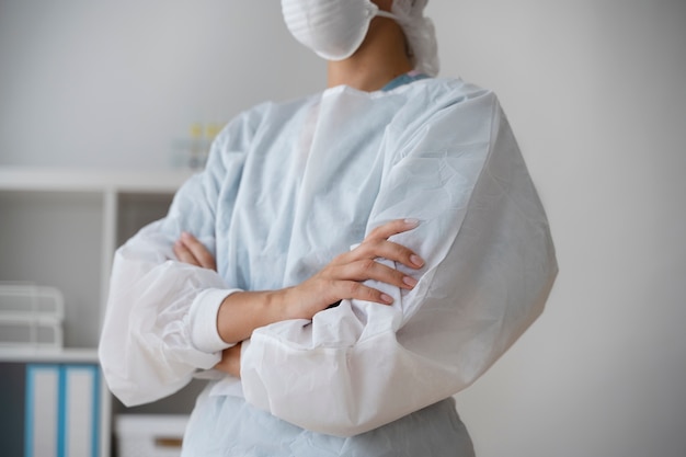 Photo vue latérale médecin portant un masque facial