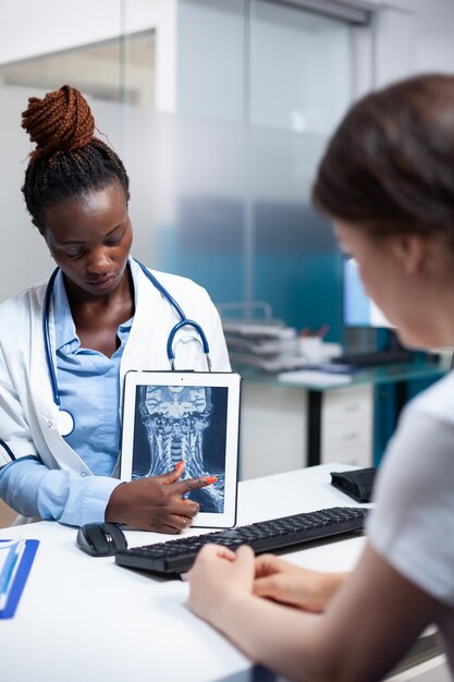 Photo vue latérale d'un médecin travaillant au bureau