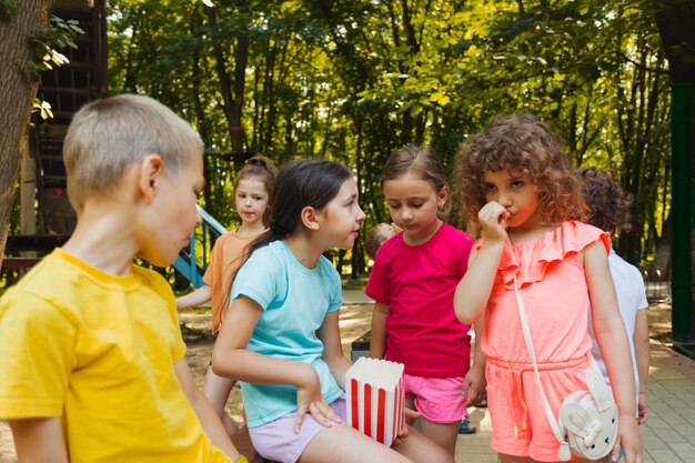 Vue latérale d'une mère et d'une fille dans le parc