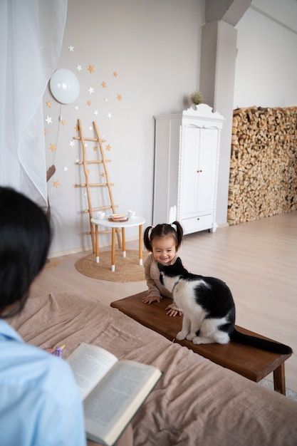 Vue latérale mère lisant avec bébé