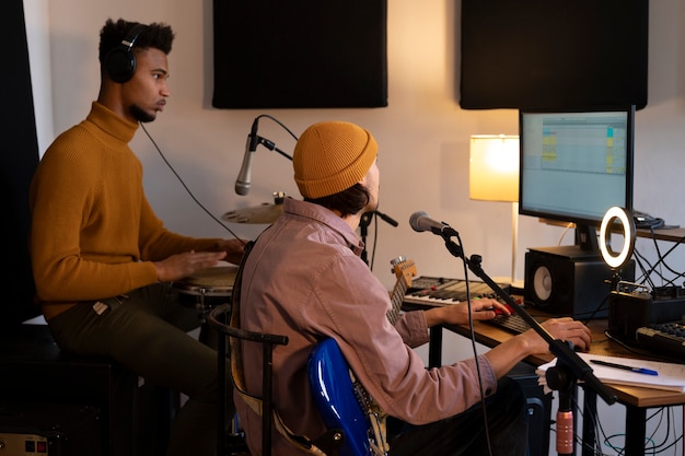 Photo vue latérale des musiciens travaillant en studio