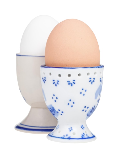 Vue latérale des œufs durs bruns et blancs dans des tasses