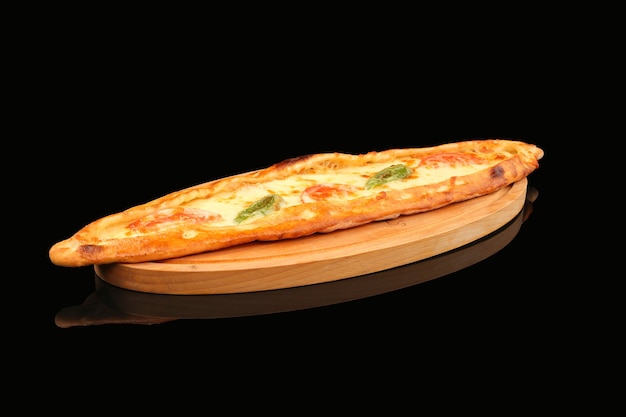 Vue latérale de la pâtisserie turque farcie de fromage et de tomates et de poivron vert