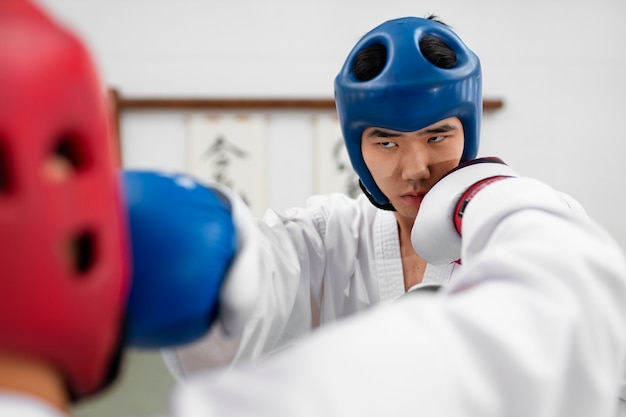 Photo vue latérale des personnes pratiquant le taekwondo