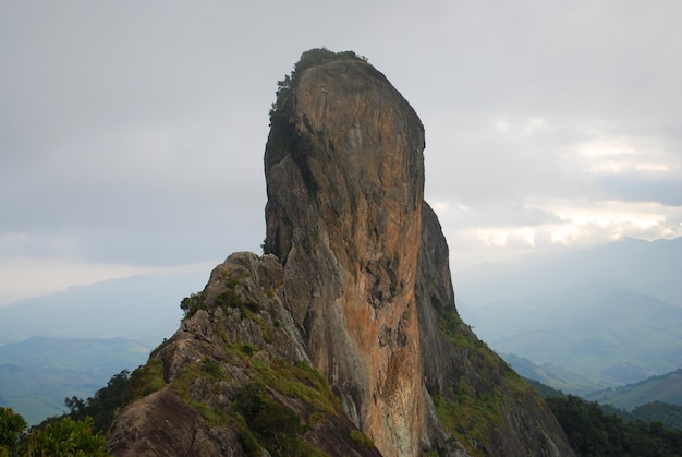 Vue latérale de la pierre de la poitrine, à la frontière des villes de Sao Bento do Sapucai