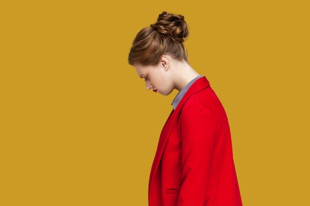 Vue latérale portrait d'une femme stressée inquiète regardant la caméra avec une expression triste