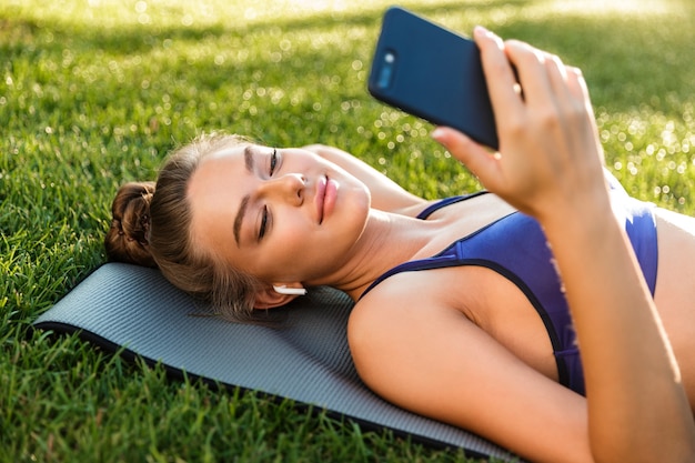 Vue latérale portrait d'une jolie jeune fille de remise en forme