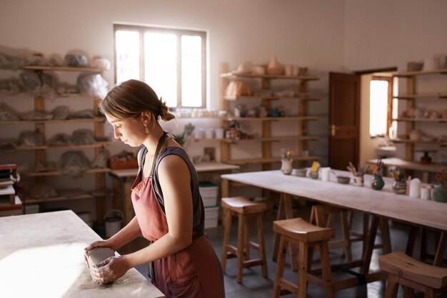 Vue latérale d'un potier à l'atelier