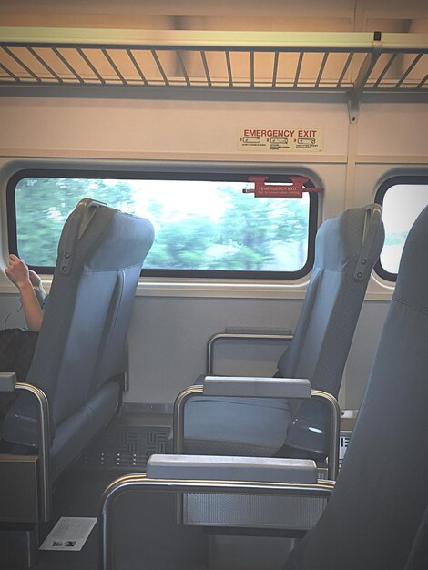 Photo vue latérale rapprochée des sièges dans le bus