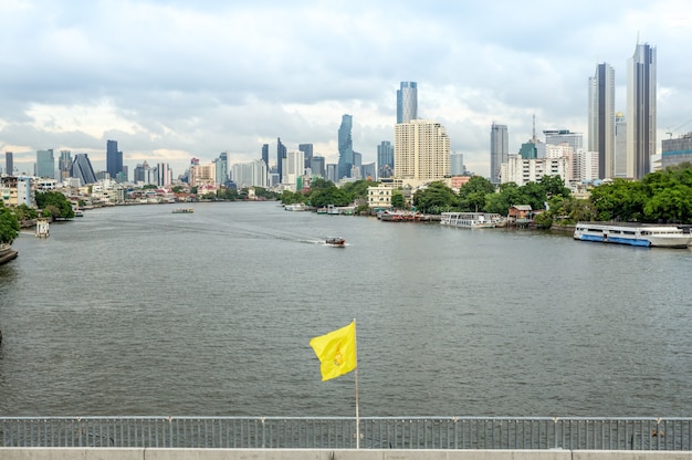 Vue latérale sur la rivière Chao Phraya et la rivière