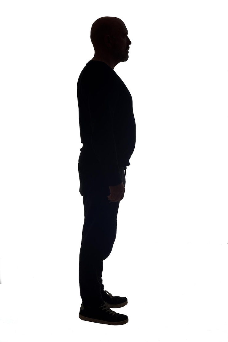 Photo vue latérale de la silhouette d'un homme portant des vêtements décontractés
