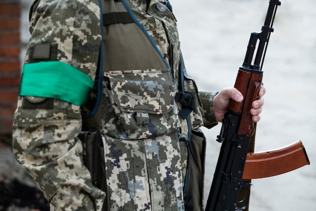 Photo vue latérale soldat ukrainien en uniforme