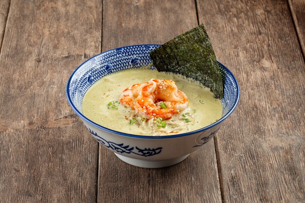 Vue latérale sur la soupe de matcha ramen aux langoustines