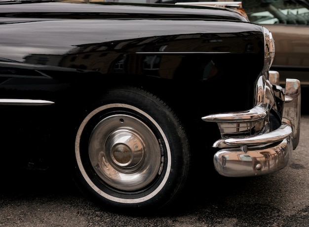 Vue latérale d'une voiture d'époque. vieille voiture