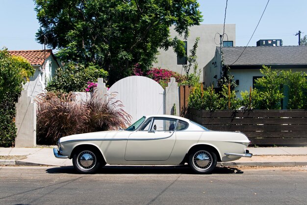 Photo vue latérale d'une voiture vintage classique dans la rue