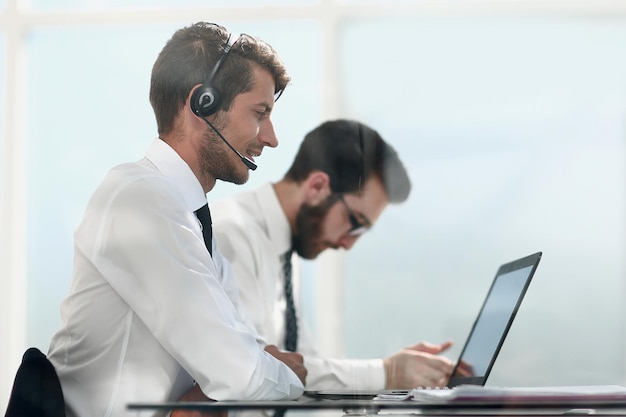 Vue latéraleconsultants de l'entreprise assis au bureauphoto avec espace de copie