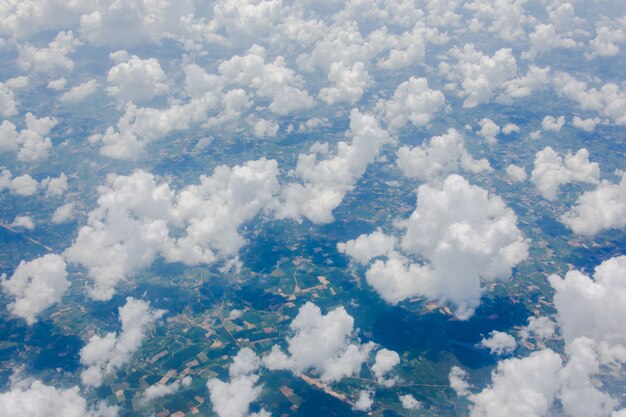 Vue de la ligne d&#39;horizon au-dessus des nuages depuis l&#39;avion