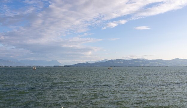 Vue de Lindau sur le lac de Constance vers Bregenz en Autriche avec des navires