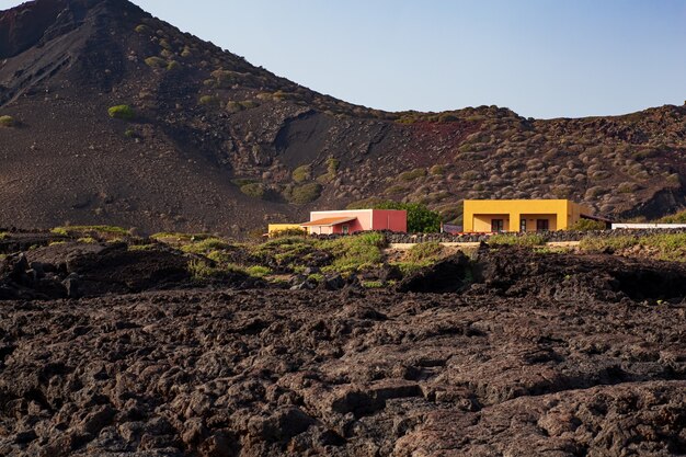 Vue de Linosa avec les maisons colorées typiques Linosa Sicile