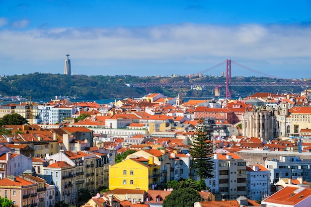 Vue sur lisbonne depuis le point de vue du miradouro dos barros avec des nuages lisbonne portugal