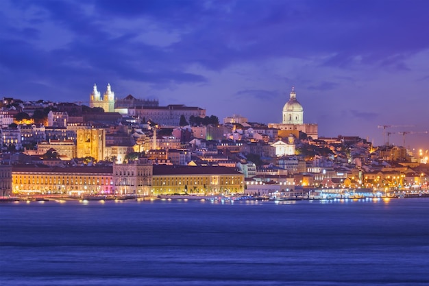 Vue sur Lisbonne vue sur le Tage avec yachts et bateaux au coucher du soleil Lisbonne Portugal