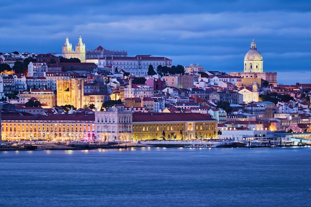 Vue sur Lisbonne vue sur le Tage avec yachts et bateaux dans la soirée Lisbonne Portugal