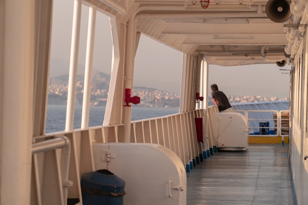 Vue sur le littoral de l'île grecque de ferry-boat en mer Méditerranée