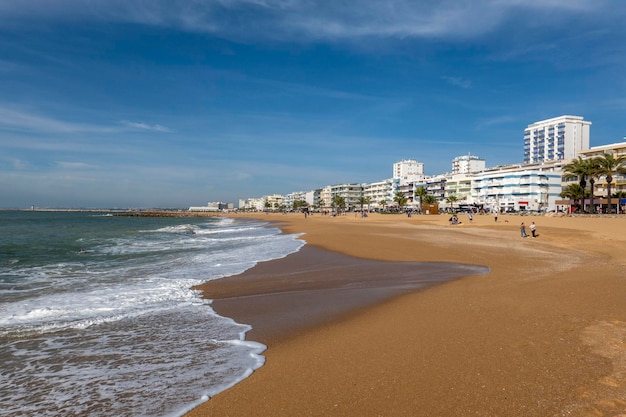 Vue sur le littoral de la plage de Quarteira