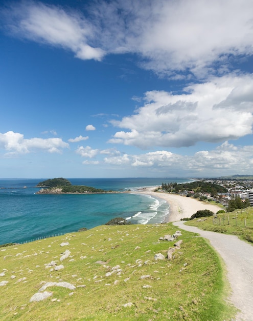 Vue sur le littoral et la ville de Tauranga depuis le Mont en Nouvelle-Zélande