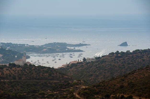 Vue de loin sur la station balnéaire espagnole de Cadaques.