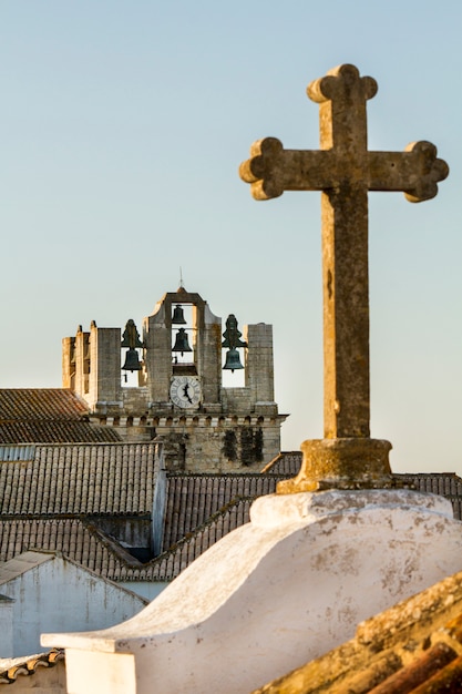 Photo vue lointaine de l'église historique de se située à faro, au portugal.