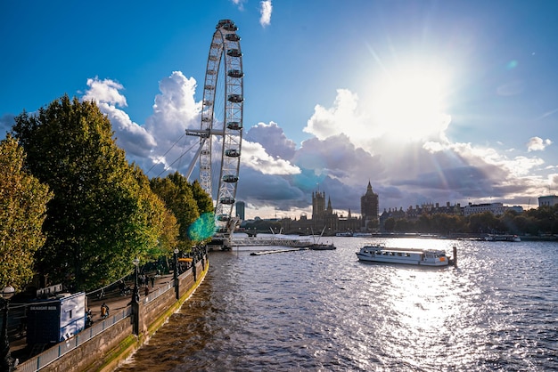 Vue sur le London Eye au coucher du soleil London Eye