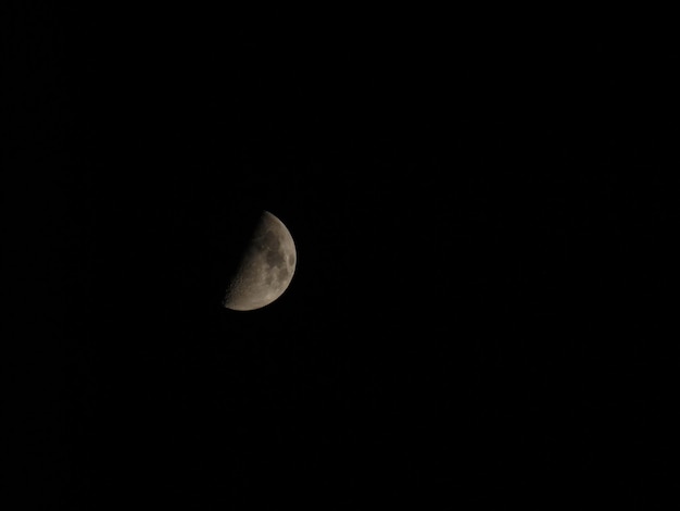 Photo vue de la lune dans le ciel la nuit