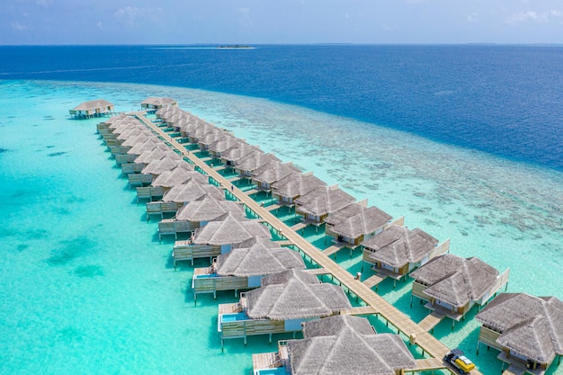 Vue de luxe des bungalows de villas avec piscine dans la station balnéaire des Maldives