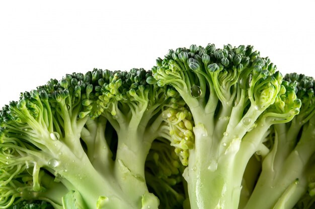 Vue macro sur les inflorescences de brocoli mûr isolé